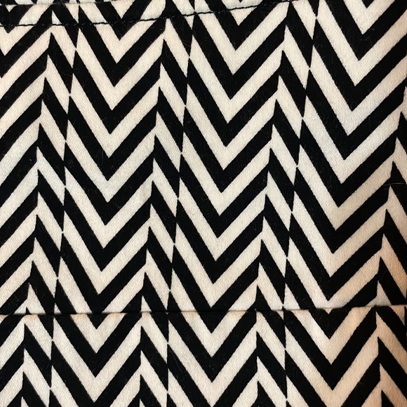 Volcom Chevron Mini Skirt in Size US 7 - Picture 5 of 6